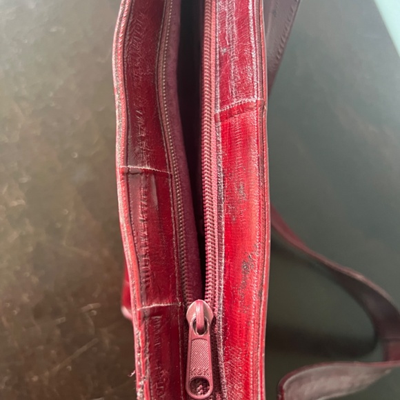 Elegant Red Leather Shoulder Bag - Picture 4 of 8